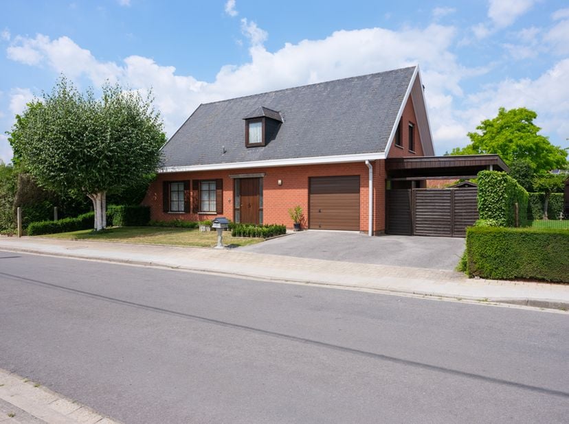 Op zoek naar een comfortabele woning met alles binnen handbereik?&lt;br /&gt;
Deze instapklare woning combineert ruimte, licht en een uitstekende locatie. V