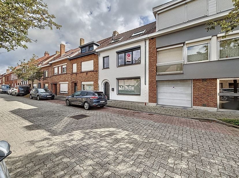 Cette maison contemporaine prête à emménager située à Assebroek offre tout le confort nécessaire à ceux qui recherchent espace, style et paix. Avec tr