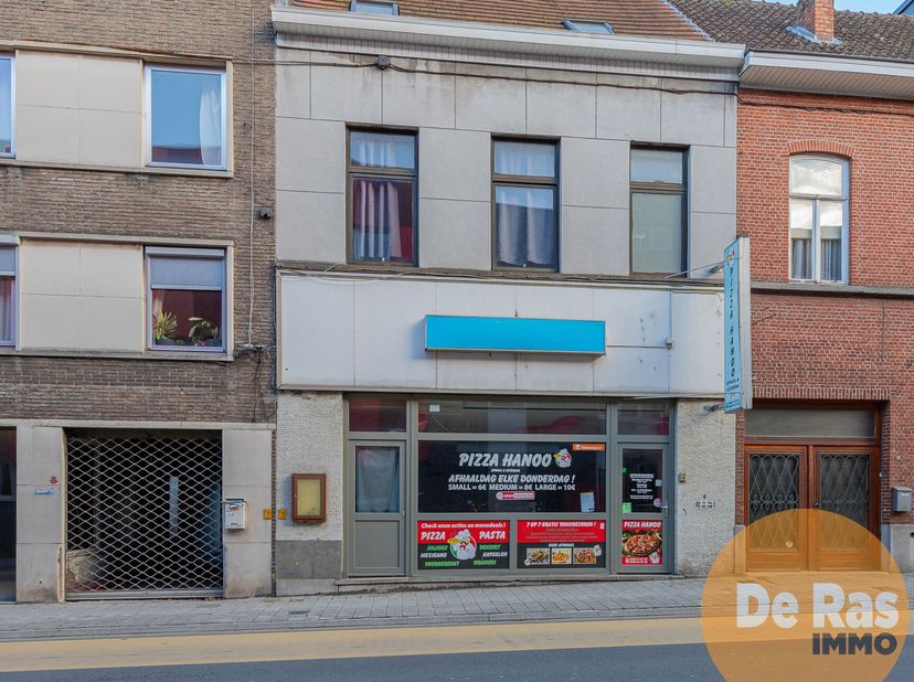 WETTEREN - Dit te renoveren pand, bestemd voor gemengd gebruik, is gelegen pal in het centrum van Wetteren. De ligging van dit pand is bijzonder aantr