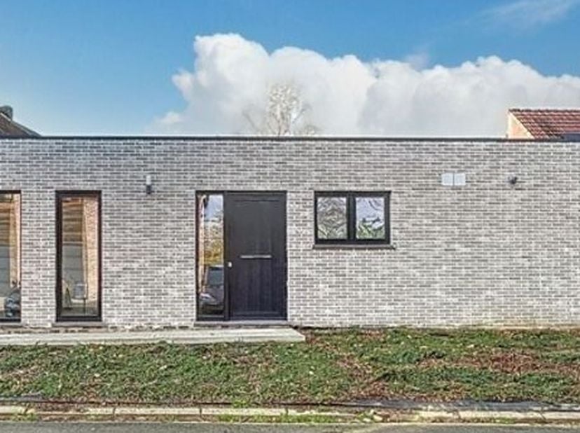 Deze instapklare, bijna energieneutrale woning is een woning waar comfort, stijl en duurzaamheid hand in hand gaan. De moderne, gelijkvloerse woning i