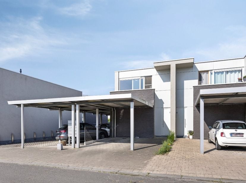 Nous trouvons cette maison magnifiquement entretenue avec un concept amusant dans le centre de Vichte. Cette maison non conventionnelle à l&#039;agencement