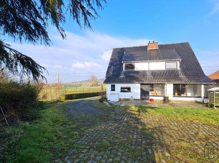 Grande maison à rafraîchir avec ATELIER, GARAGES et grand jardin arrière et latéral. Beaucoup de potentiel pour des professions indépendantes : parkin