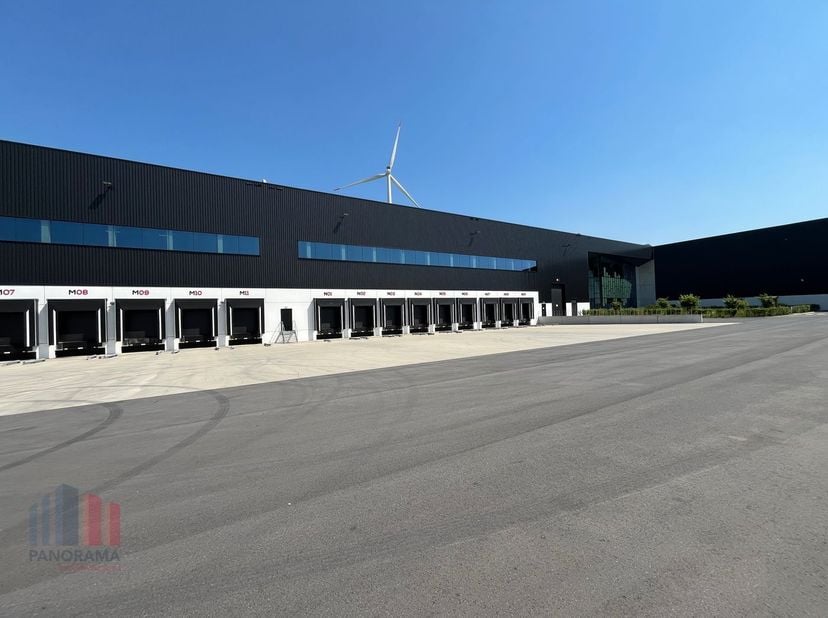 Dit high-end logistiek bedrijfsgebouw ligt in een multimodale gebied op een strategische locatie in de haven van Gent op het bedrijventerrein Rieme-No