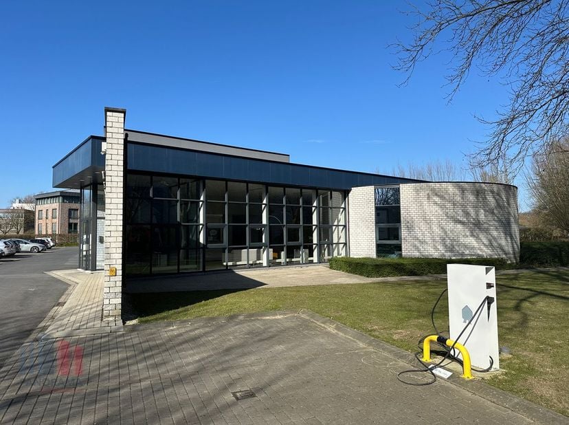 Prachtig gelegen kantoor van 230 m² te huur, vlakbij de E17 afrit 2 Hoog-Kortrijk, met een vlotte verbinding naar de R8 en E403.&lt;br /&gt;
&lt;br /&gt;
Ben je o