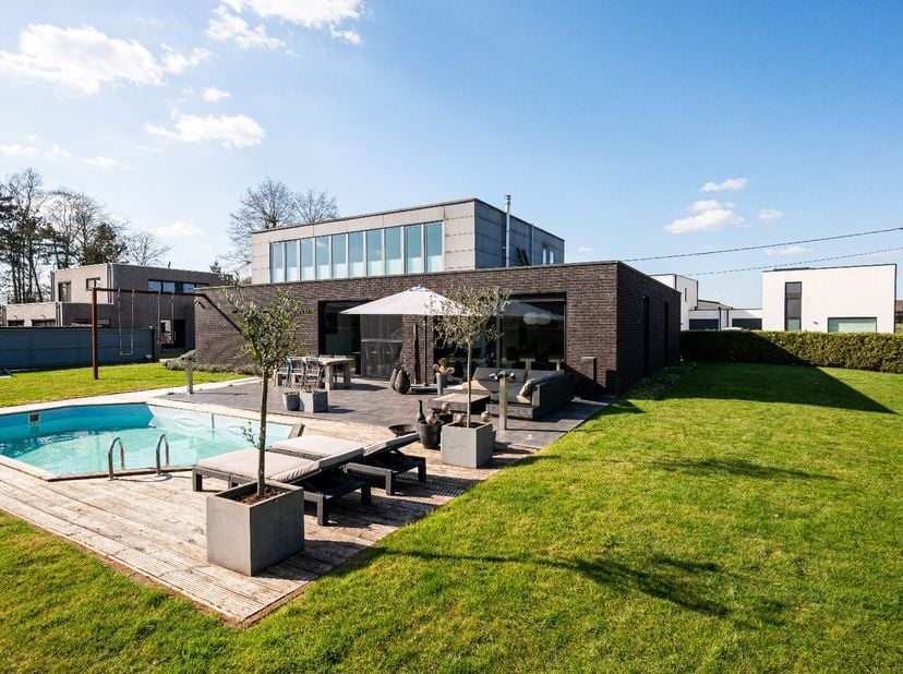 Prijs en virtuele rondleiding beschikbaar op aanvraag.&lt;br /&gt;
Algemeen&lt;br /&gt;
In het charmante Lochristi vindt u deze uitzonderlijke villa die luxe, rui