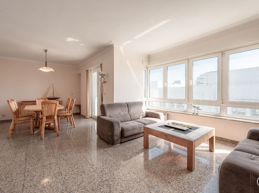 Appartement spacieux avec vue latérale sur la mer et vue sur le Casino&lt;br /&gt;
Disposition :&lt;br /&gt;
Hall d&#039;entrée spacieux avec toilettes invités séparée