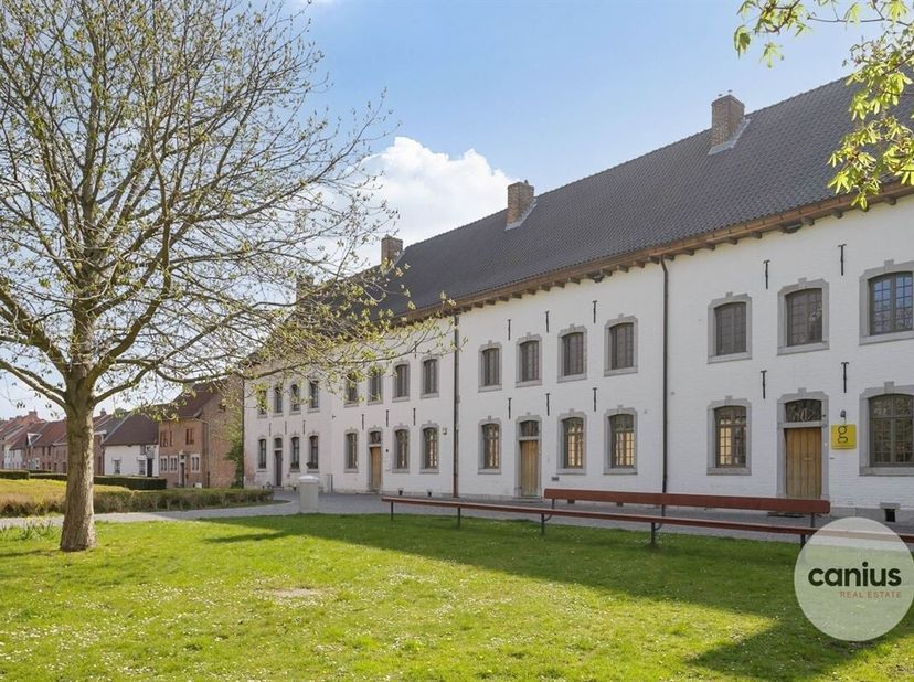 STATIGE WONING MET 4 SLKS + TUIN OP HET BEGIJNHOF&lt;br /&gt;
Aan de stadsrand van Sint-Truiden, treffen wij op het Begijnhof deze statige woning aan. De gr