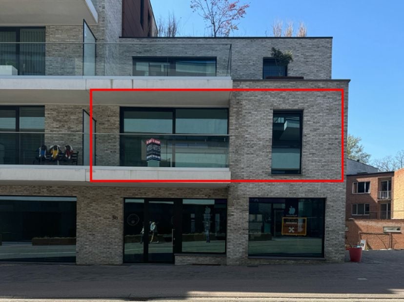 Dit instapklare appartement is gelegen in Residentie Wim, aan de Bochtlaan in Genk, tegenover restaurant Peppe’s.&lt;br /&gt;
Het combineert een rustige lig