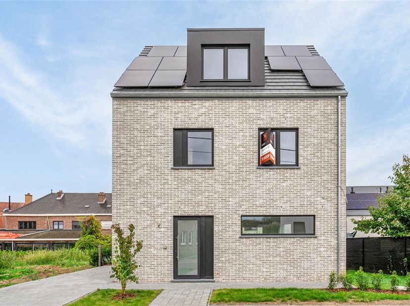 Wij zijn vereerd deze nieuwbouwwoning met 4 slaapkamers op een zeer centrale ligging en verkeersluwe straat in de dorpskern van Erps-Kwerps te koop aa