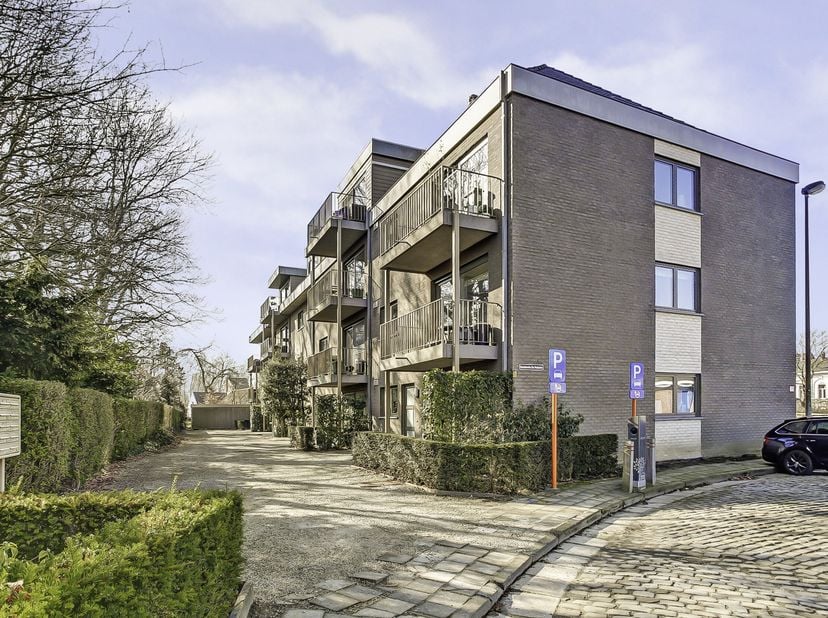 Dit moderne appartement biedt alles wat je zoekt: een ruime woonkamer, een volledig ingerichte keuken en een stijlvol afgewerkte badkamer met inloopdo