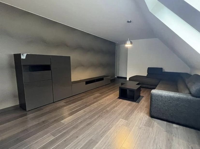 PLUSPUNTEN:&lt;br /&gt;
+ woonoppervlakte: +- 90m²&lt;br /&gt;
+ 2 slaapkamers met inbouwkasten&lt;br /&gt;
+ ruime berging met kasten&lt;br /&gt;
+ 1 autostaanplaats in de o