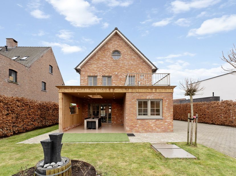 Deze instapklare woning is gelegen vlakbij de Nederlandse grens, op een zuidoost perceel van ca. 908 m². Het pand omvat oa. 3 slaapkamers, een badkame