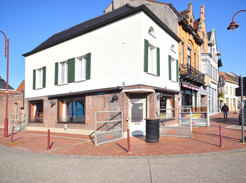HOOGSTRAAT 1 TE LICHTERVELDE&lt;br /&gt;
Horecazaak met woonst op een toplocatie, pal aan de markt van het bruisende Lichtervelde.&lt;br /&gt;
Het cafégedeelte bi