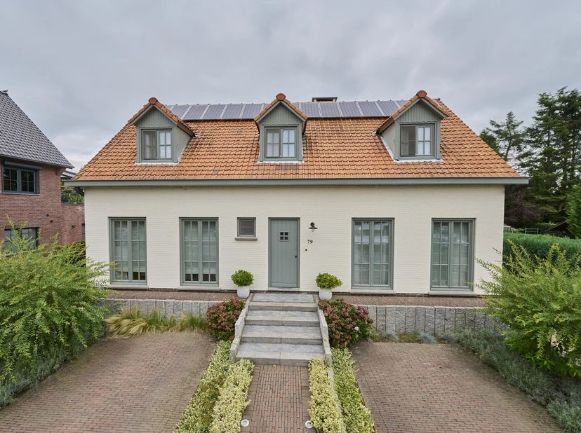 Tijdloze woning op een perceel van 8are 74ca&lt;br /&gt;
Indeling: inkomhal apart toilet, zithoek, keuken met eetkamer, wasplaats, kantoorruimte/2e woonkame