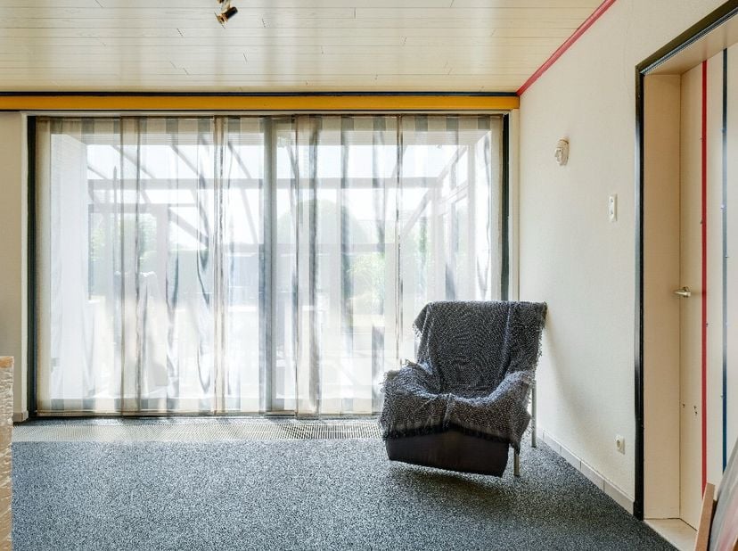 Deze uiterst praktische gelijkvloerse woning combineert ruimte en licht met een ideale ligging. De woning bevindt zich op een mooi perceel met zuidwes
