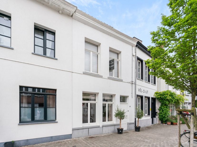 Deze instapklare woning is gunstig gelegen op wandelafstand van het centrum van Oudenaarde en geniet van een uitstekende bereikbaarheid.&lt;br /&gt;
Bij het