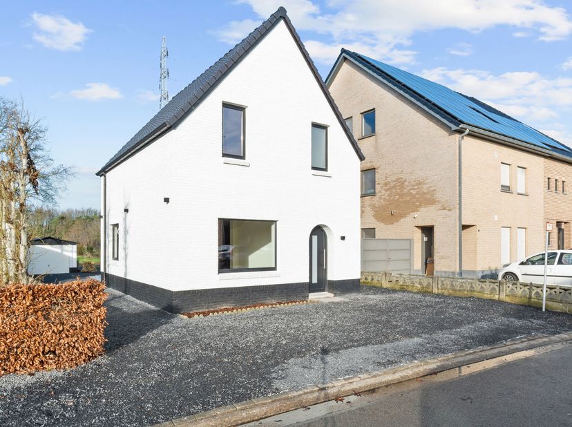 Charmant gerenoveerde gezinswoning in Elen!&lt;br /&gt;
Deze volledig gerenoveerde parel, afgewerkt met moderne en luxueuze materialen, is gelegen in een ru