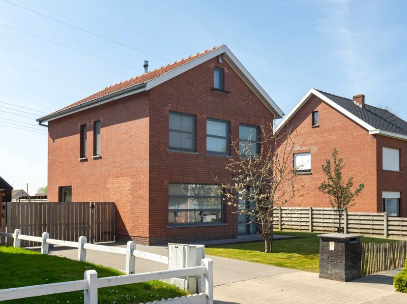 Deze alleenstaande woning werd doorheen de jaren grondig vernieuwd.&lt;br /&gt;
Indeling: Ruime woonkamer met open keuken. Daarachter een wasruimte en nieuw