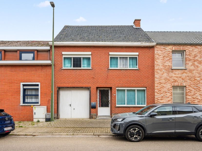 Cette maison à rénover, située au 90, rue du Village à Melkwezer (Linter), offre beaucoup de potentiel pour ceux qui recherchent un projet avec de l&#039;e