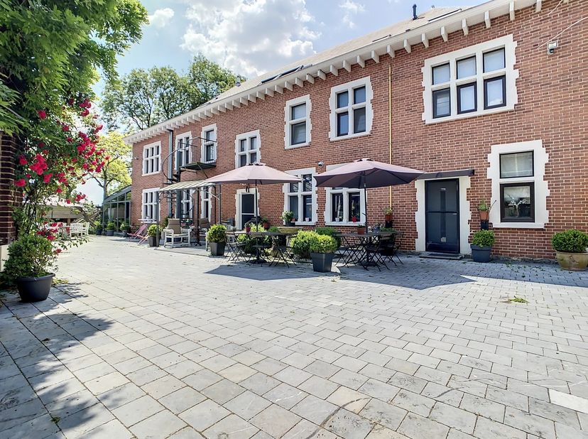 Vlakbij Durbuy, in het charmante dorpje Maffe (5374), op een boogscheut van het golfterrein 5 Nations, biedt EBimmo u dit uitzonderlijke eigendom aan,