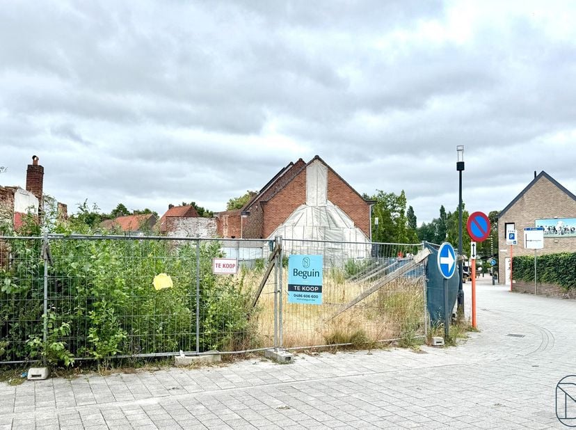 In het centrum van Deerlijk bevindt zich dit ruime bouwterrein met potentieel voor het oprichten van vier woningen, onder voorbehoud van stedenbouwkun
