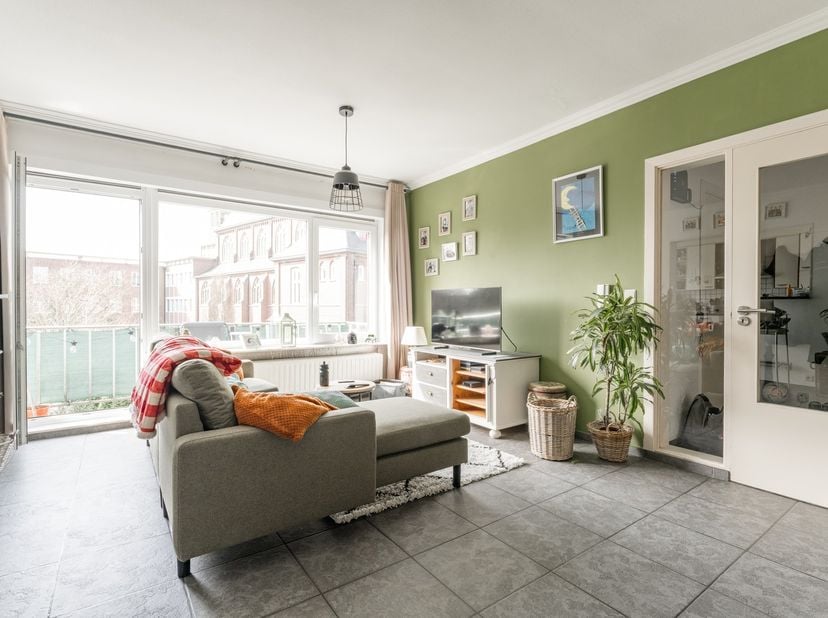Dit centraal gelegen 3 slaapkamer appartement  en garagebox vinden we terug in het centrum van Hamont op een boogscheut van de Nederlandse grens.&lt;br /