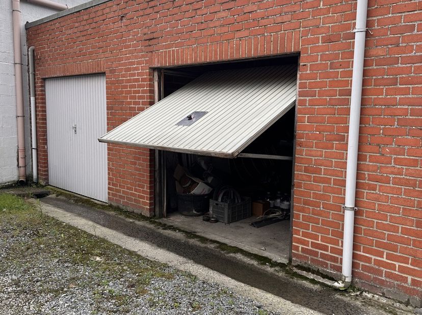 Een garagebox te koop in Reepstraat 11 te Geraardsbergen. Ideaal voor 1 staanplaats van een auto of als extra opslagruimte. Oppervlakte van de garageb