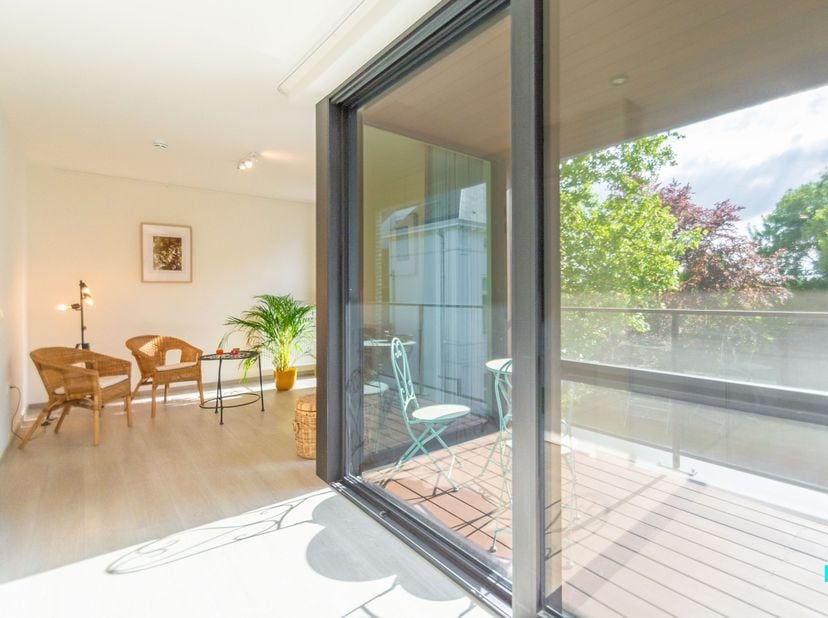 Deze assistentieflat op de tweede verdieping van residentie Wisselbeke biedt een unieke combinatie van zelfstandig wonen en zorg op maat. Met een brui