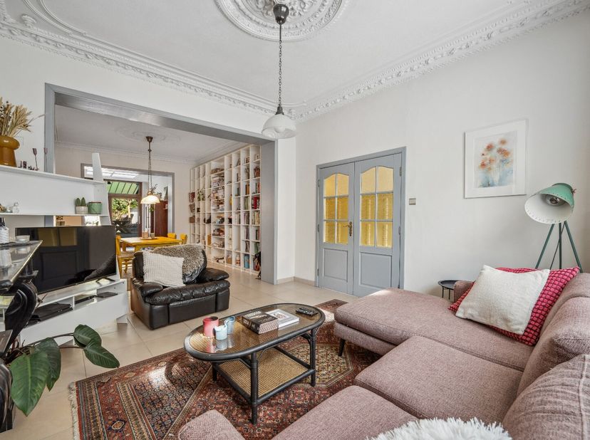 Deze karaktervolle stadswoning, gelegen in de Lombardstraat 24 in het centrum van Tienen, biedt verrassend veel ruimte en een doordachte indeling. Op
