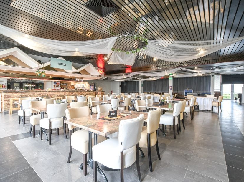 Met een indrukwekkend grondoppervlak van maar liefst 5.643 m², biedt deze eigendom een zeldzame combinatie van commerciële, recreatieve en residentiël