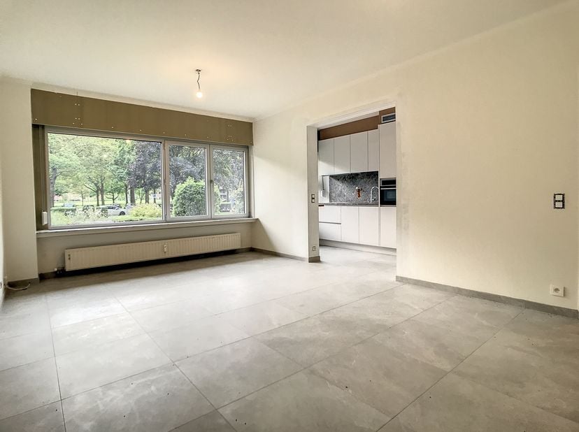 Appartement te huur op het gelijkvloers van een goed onderhouden gebouw met lift op het rustige Linkeroever. Een perfecte ligging voor wie graag in ee