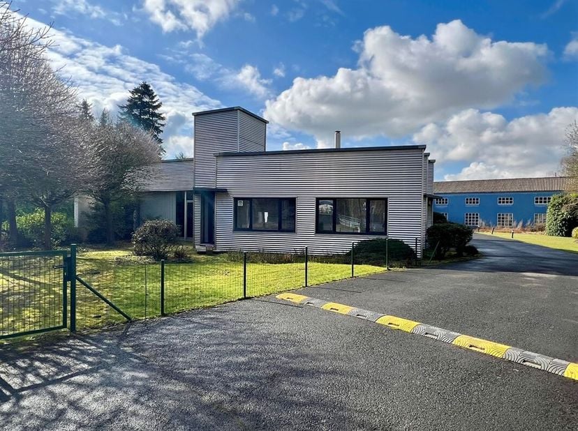 Cet immeuble de bureaux facilement accessible offre un espace de travail fonctionnel pour les professionnels. Le hall d&#039;entrée mène à un espace de bur