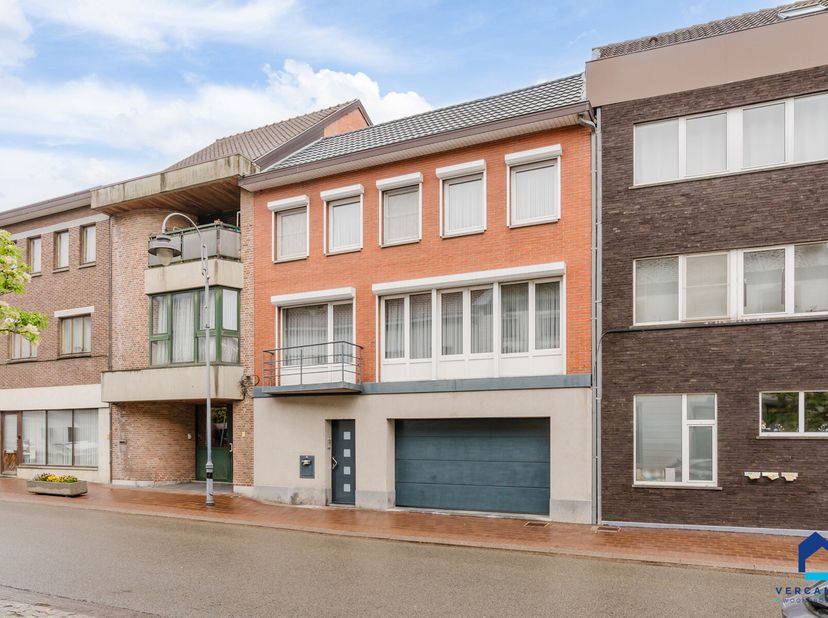 Verzorgde gezinswoning met tuin en garage in hartje Diepenbeek&lt;br /&gt;
In een centrale buurt van Diepenbeek, vlakbij alle dagelijkse voorzieningen, bevi
