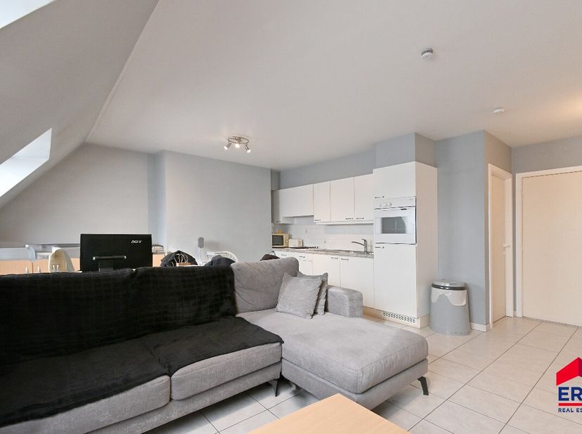 Gezellig dakappartement te koop in Eeklo  Toplocatie! Op zoek naar een instapklaar dakappartement op een gunstige locatie? Dit charmante appartement i