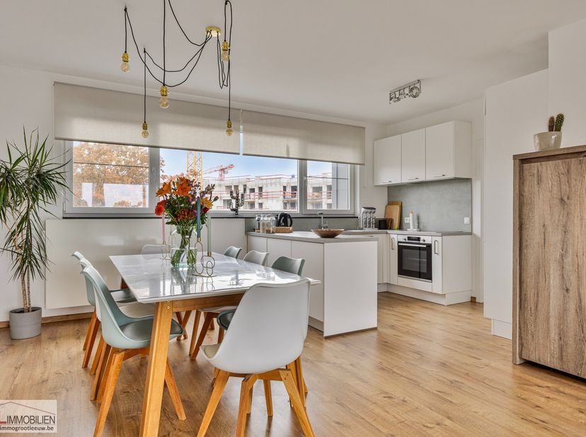 KLAVERWIJK - Dit schitterende appartement, gebouwd in 2016, biedt moderne luxe en comfort in een levendige buurt. Gelegen in een rustige en residentië