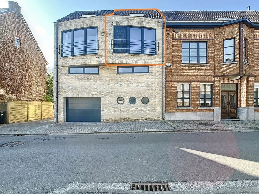 Deze instapklare duplex is ideaal gelegen: rustig, maar toch vlakbij alle voorzieningen.&lt;br /&gt;
Via de inkomhal kom je in de ruime, lichtrijke leefruim