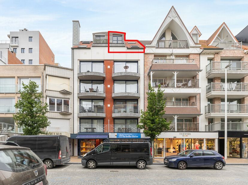 Te Koop: Knus dakappartement in hartje Nieuwpoort-Bad Unieke kans! Dit zonnig 1-slaapkamer dakappartement is gelegen in de winkelstraat van Nieuwpoort