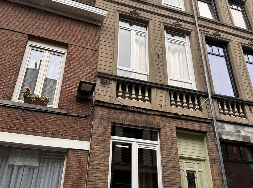 VERDER OP TE FRISSEN DUBBELE EENGEZINSWONING MET KOERTJE GELEGEN IN EEN RUSTIGE STRAAT (WOONERF). Aan de Nieuwstraat in het centrum van Geraardsbergen