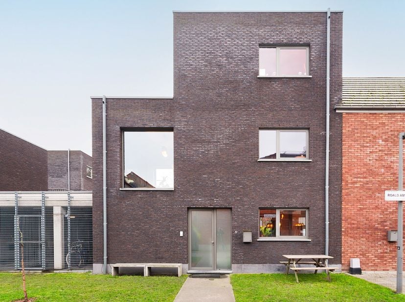 Zeer gunstig gelegen in een rustige woonwijk met enkel plaatselijk verkeer en in dichte nabijheid van een speeltuin, wandelpark, zeilplas Galgenweel e