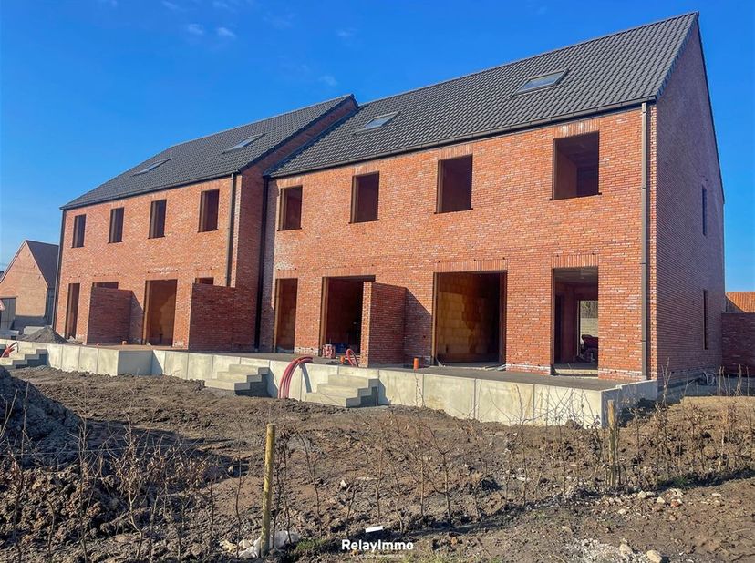 Nouvelle maison une mitoyenneté (Lot 1) avec trois chambres (poss quatre et bureau - OPTION), une salle de bain, deux emplacements de parking et jardi