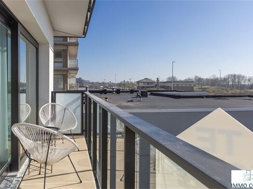 Appartement rénové et meublé avec vue sur mer latérale et vue sur les dunes.   Composition : hall d&#039;entrée, living avec cuisine ouverte, salle de bain