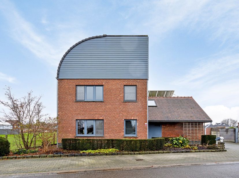 Deze open bebouwing is gelegen in een residentiële straat. Op korte afstand van een school, supermarkten, het stadscentrum en de oprit van de E314.&lt;br