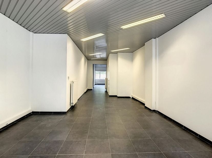 Bureau d&#039;environ 75 m² à louer dans le centre de Menin. Le bâtiment est situé le long d&#039;une route d&#039;accès au centre de Menin et bénéficie donc d&#039;une v