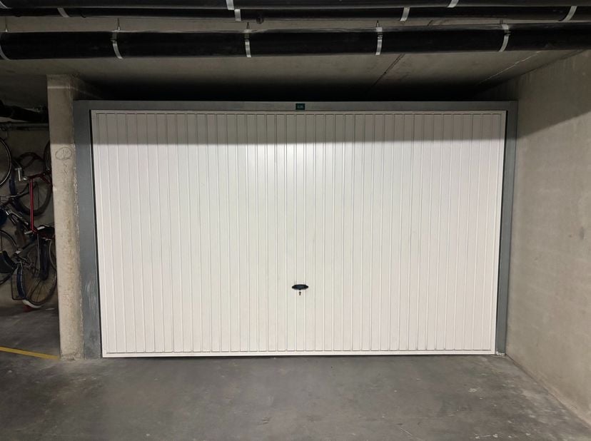 Ce garage spacieux et particulièrement spacieux est situé dans le complexe résidentiel Zeezicht.&lt;br /&gt;
Facile d&#039;accès, il présente d&#039;excellentes dimen