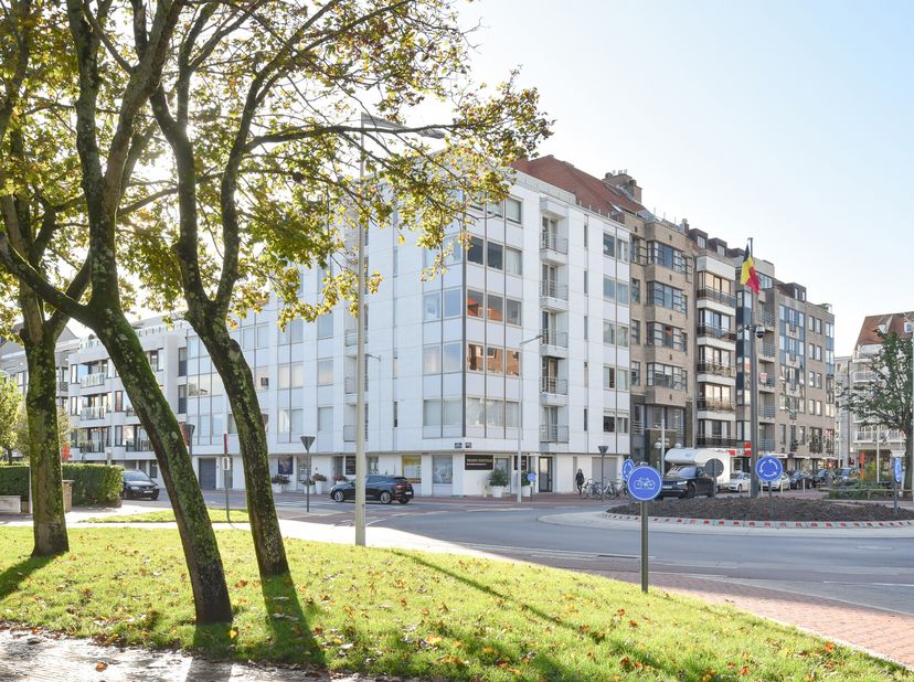 Bel appartement situé au centre de Knokke, avec vue ouverte sur les villas et jardins [av. Piers de Raveschoot]. Emplacement de voiture dans l&#039;immeubl