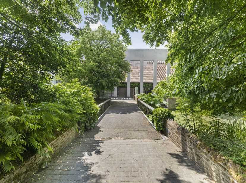 Maison unique et exclusive (anciens bureaux de Buro II) + dépendances à vendre à Roeselare dans un endroit magnifique au coin du Rijksweg et de la Hoo