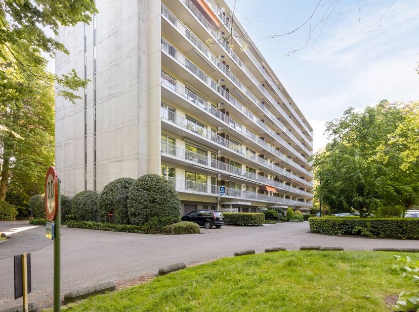 Gelegen op een centrale locatie in Edegem, biedt dit lichtrijke appartement op de vijfde verdieping het perfecte evenwicht tussen comfort, rust en ber