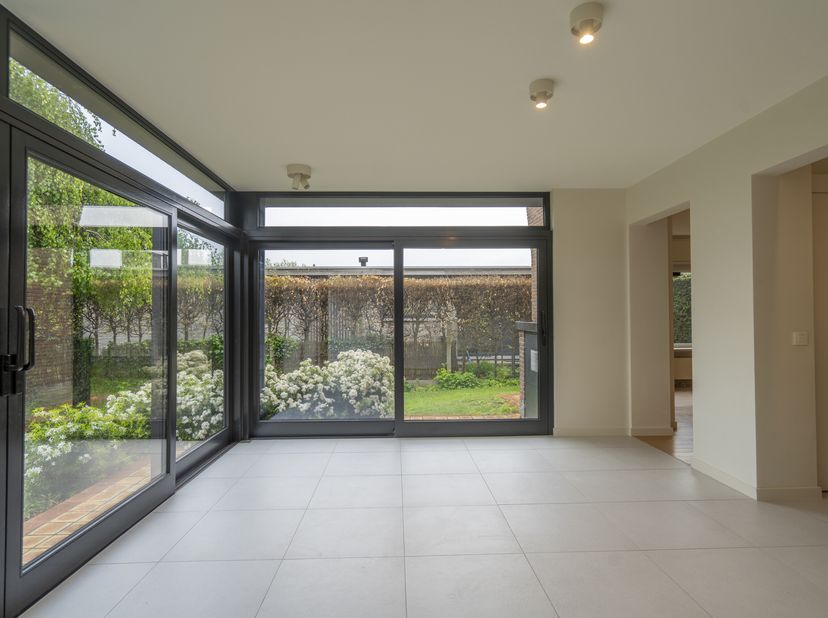 Cette spacieuse maison individuelle avec 4 chambres et un jardin confortable recherche ses nouveaux résidents. &lt;br /&gt;
Outre le volume, cette maison vo