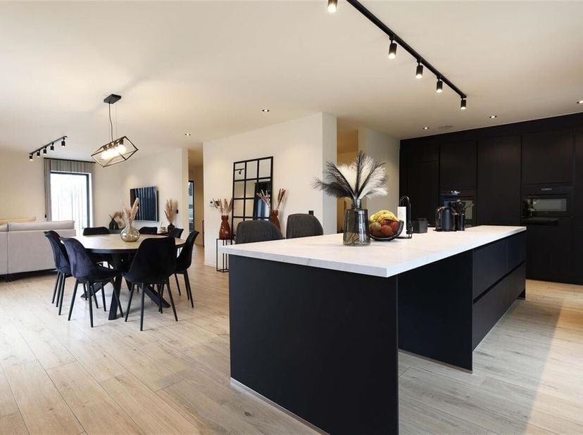 Stijlvolle en moderne nieuwbouwwoning met 5 slaapkamers, gelegen in een doodlopende straat.&lt;br /&gt;
Omgeving:&lt;br /&gt;
+ Goede bereikbaarheid naar Genk, Ha