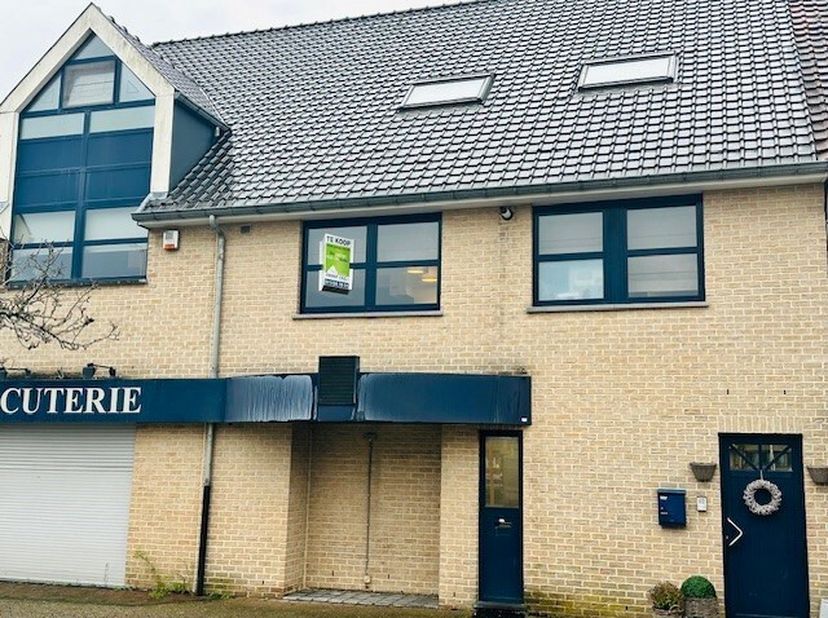 Dit zeer ruime duplex appartement in Houthalen biedt alle comfort en ruimte die je nodig hebt.&lt;br /&gt;
Het appartement beschikt over een privé inkomdeur